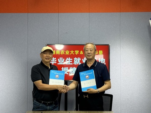 54fbf9bbfd235fe3bcefbaf095ab3d1.jpg 座谈会上