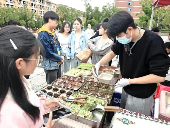 对照阅读一场热闹非凡的创业集市在校园